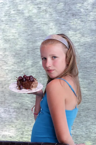 Chica y pedazo de pastel — Foto de Stock