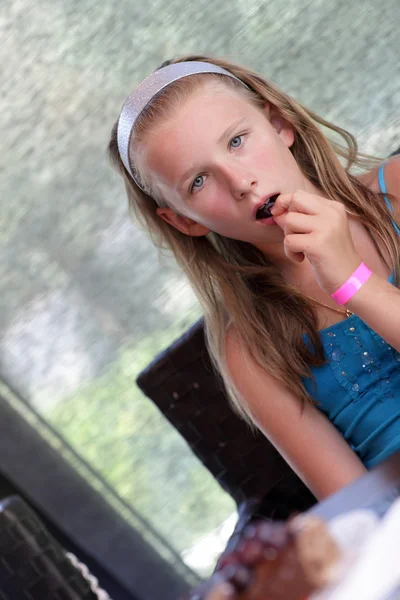 Mädchen isst Weintrauben — Stockfoto