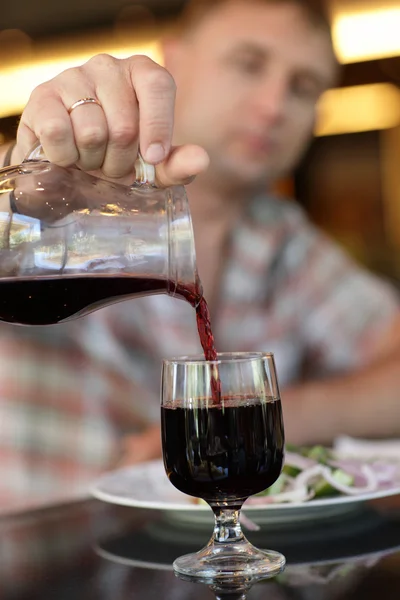 Mann schenkt Wein ein — Stockfoto