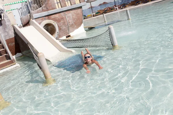 Menina nadando na piscina — Fotografia de Stock