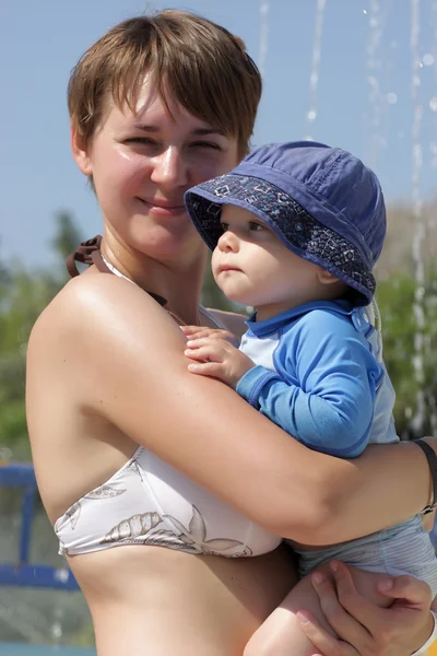 Madre con hijo en parque acuático — Foto de Stock