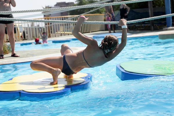 Girl in tarzan pool — Stockfoto