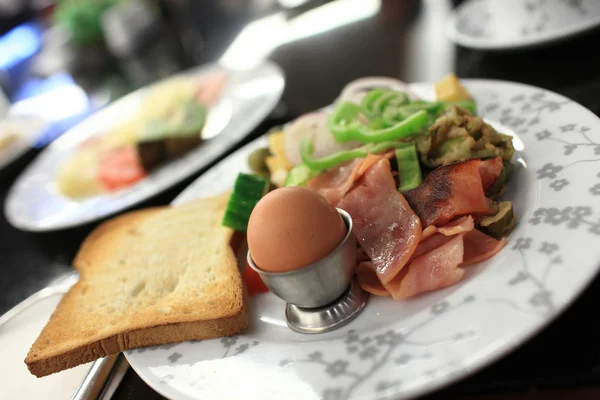 햄과 토스트와 삶은 계란 — 스톡 사진