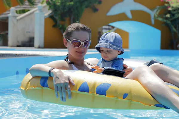 Mère avec bébé sur anneau de natation — Photo