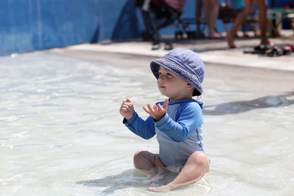 Toddler in pool — Stock Photo, Image