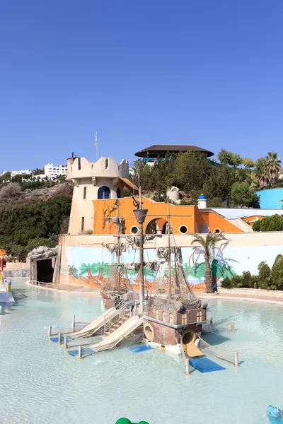 Bateau en bois dans un parc aquatique — Photo