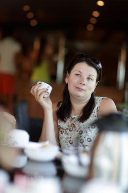 kadın kahvaltı vardır.