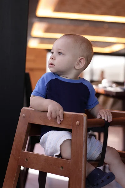 Baby im Restaurant — Stockfoto