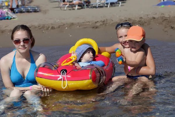 Familj på stranden — Stockfoto