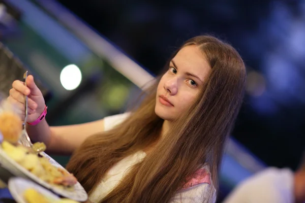 Adolescente em restaurante — Fotografia de Stock