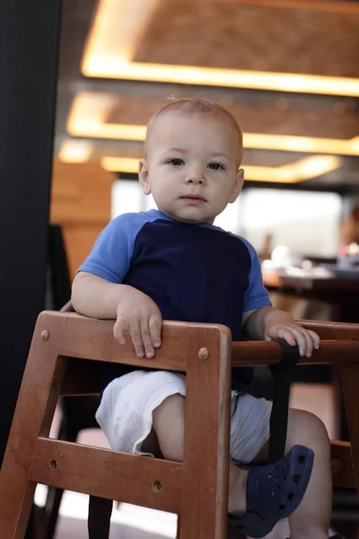 Туфелька в детском стульчике — стоковое фото