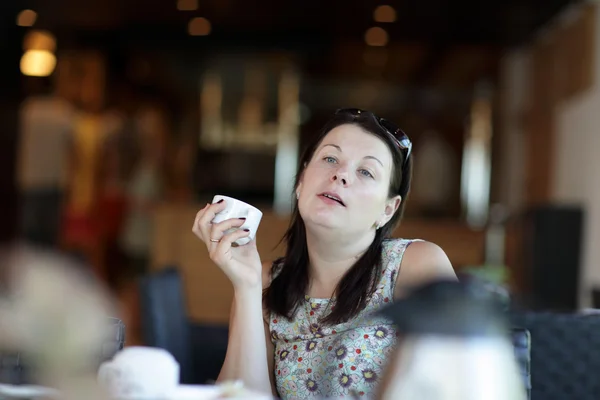 Mujer con gorra de té — Foto de Stock