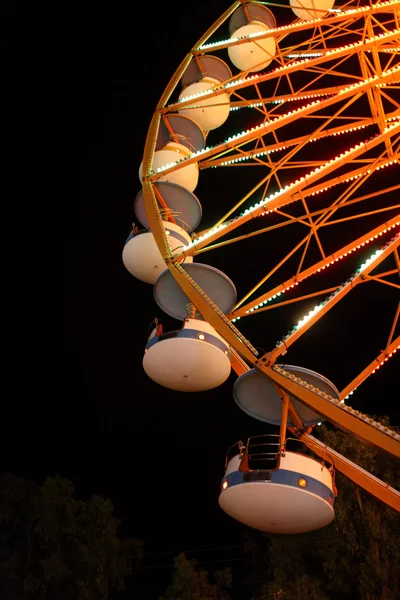Элемент колеса обозрения ночью — стоковое фото