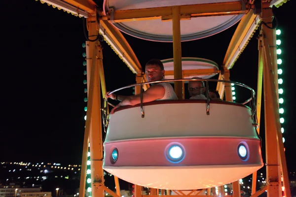 Famille ayant ventilateur sur Ferris Wheel — Photo