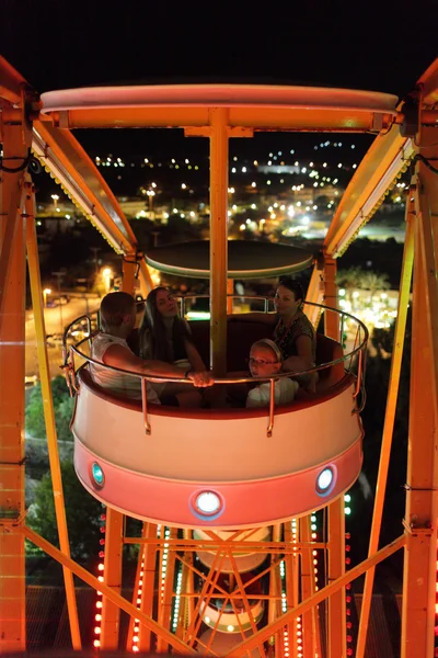 Família sentada na cabine de Ferris Wheel — Fotografia de Stock