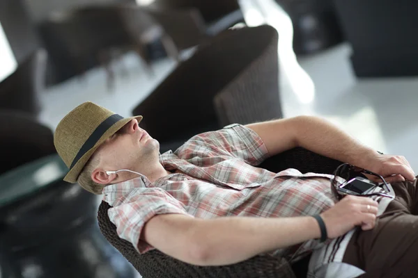 Hombre descansando en sillón — Foto de Stock