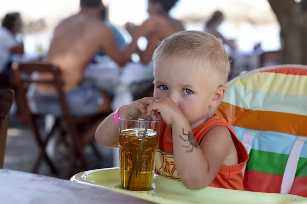 Beber jugo infantil —  Fotos de Stock