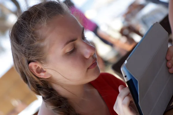 Teenager using tablet PC — Stock Photo, Image