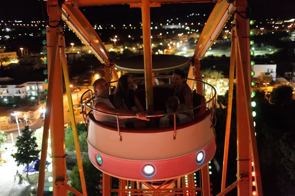 Famille regardant la nuit Faliraki — Photo