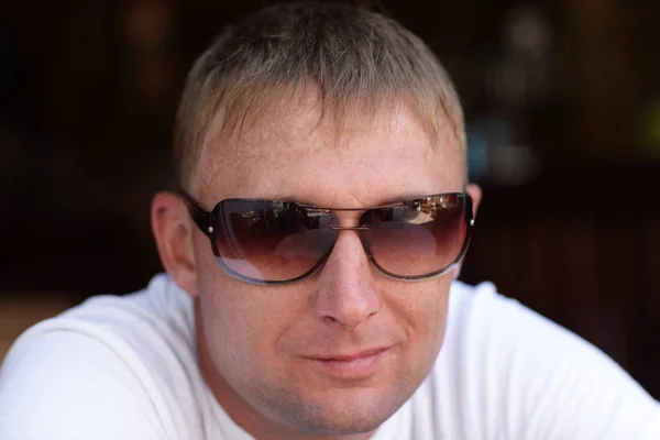 Man posing in sunglasses — Stock Photo, Image