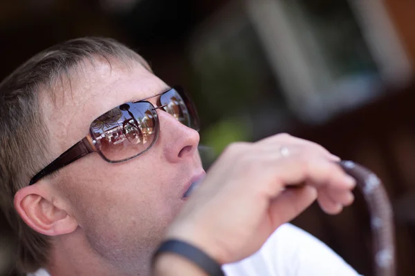 Man smoking shisha — Stock Photo, Image