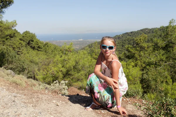 Chica posando sobre fondo del valle — Foto de Stock