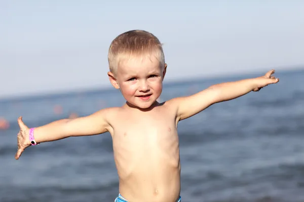 Jongen op zee achtergrond — Stockfoto