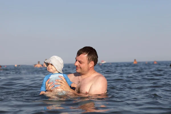 Père avec bébé en mer — Photo