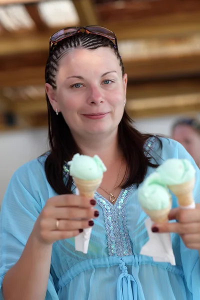 Donna con gelato — Foto Stock