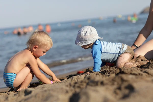 Niños jugando en la playa — Foto de Stock