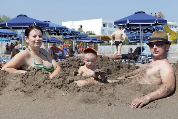 Rodzina na plaży — Zdjęcie stockowe