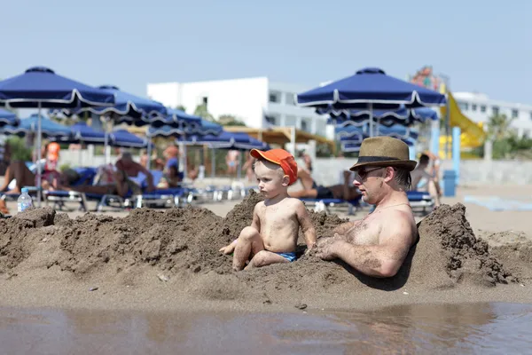 Father and son on beach — Stock Photo, Image