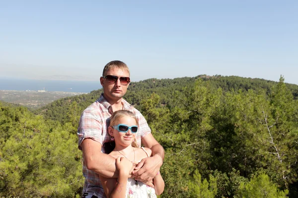 Pappa med dotter på dalen bakgrund — Stockfoto