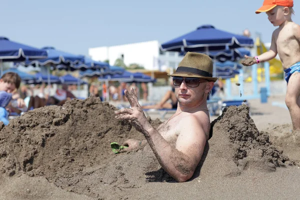 Retrato del hombre en la playa — Foto de Stock