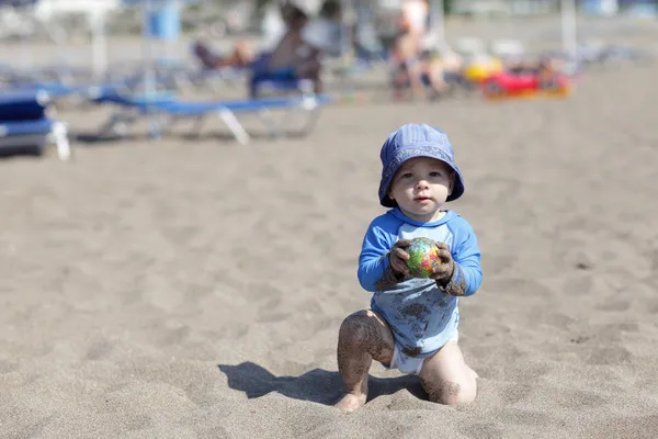 Småbarn på stranden — Stockfoto