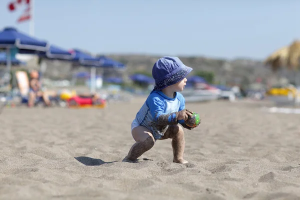 Kleinkind spielt am Strand — Stockfoto