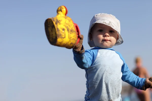 グッズ水まき缶と幼児 — ストック写真