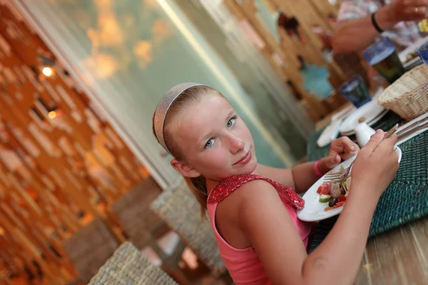 Dívka pózuje v restauraci — Stock fotografie