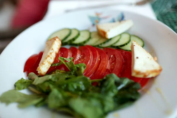 Salad with chicken and vegetables — Stock Photo, Image