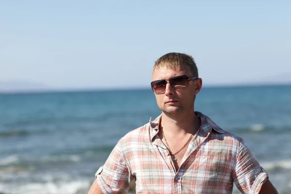 Man poseren op het strand — Stockfoto