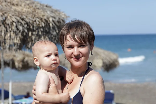 母亲抱着婴儿的海滩上 — 图库照片
