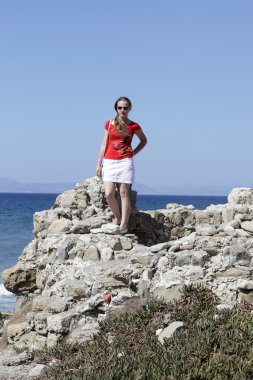 Cliff üzerinde poz teen