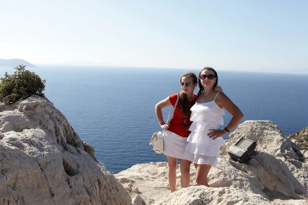 Två flickor på havet bakgrund — Stockfoto