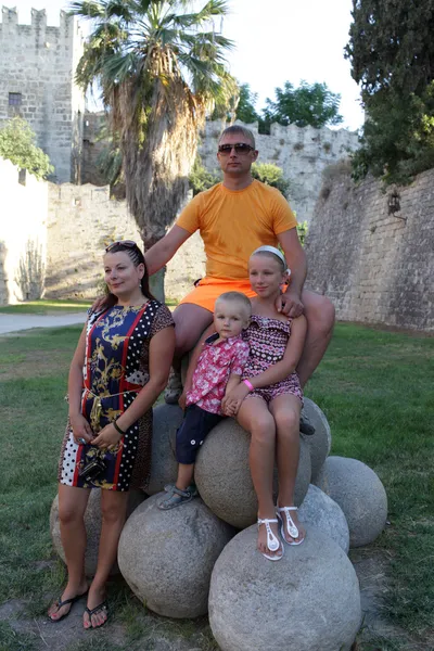 Family on cannonballs — Stock Photo, Image