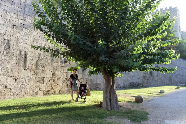 Mutter mit Baby im Schloss — Stockfoto