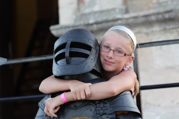 Girl embracing knight — Stock Photo, Image