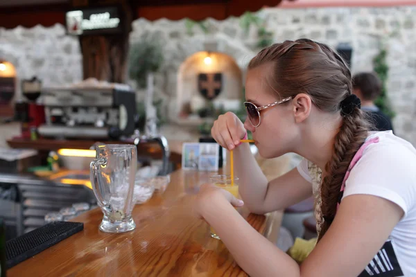 Adolescente bebendo no bar — Fotografia de Stock