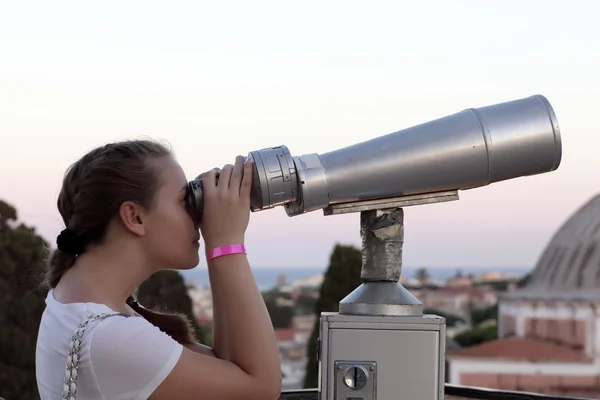 Girl with binoculars — Stock Photo, Image