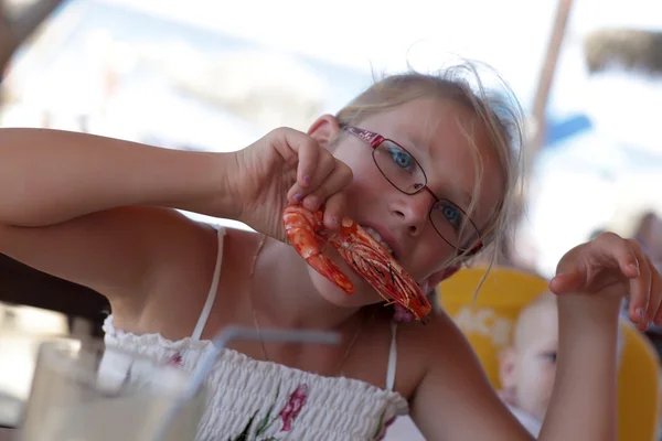 Menina comendo camarão — Fotografia de Stock