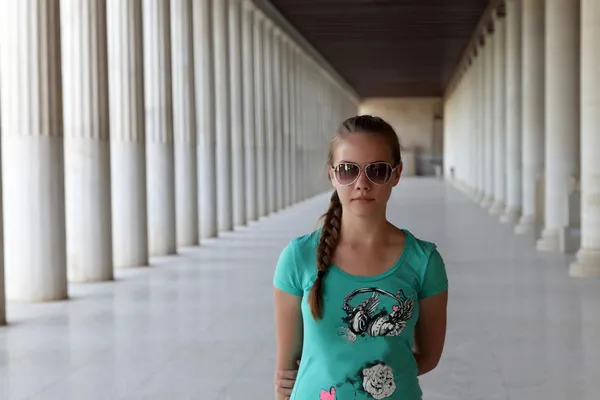 Fille sur colonne arcade fond — Photo